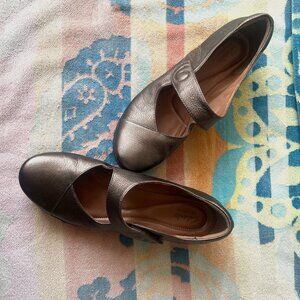 Clarks Bronze Leather shoe